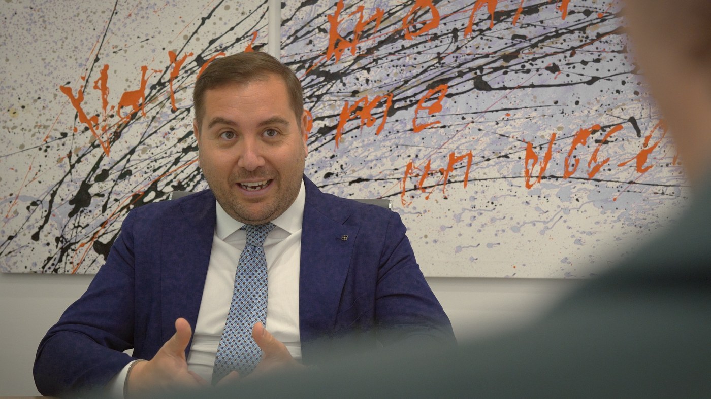 Avv. Vincenzo D'Angelo con un cliente nello studio legale di Santa Maria Capua Vetere